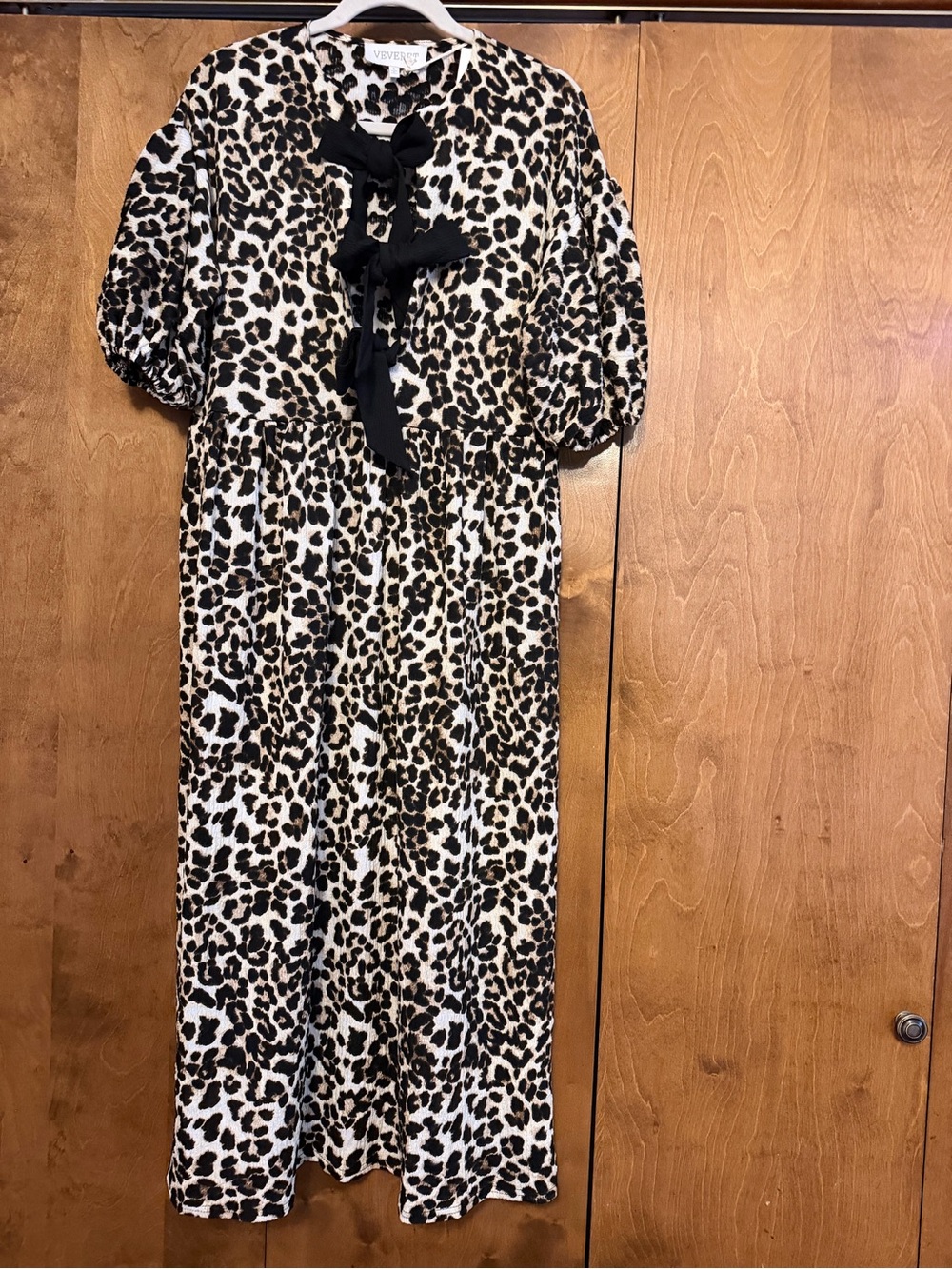 Veveret Women's Leopard Print Jumpsuit S
Beige/Black V-Neck Bow Puff 3/4